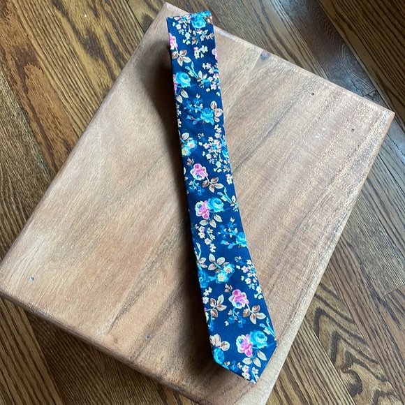 Penguin Skinny Tie Floral‎ - Picture 1 of 6
